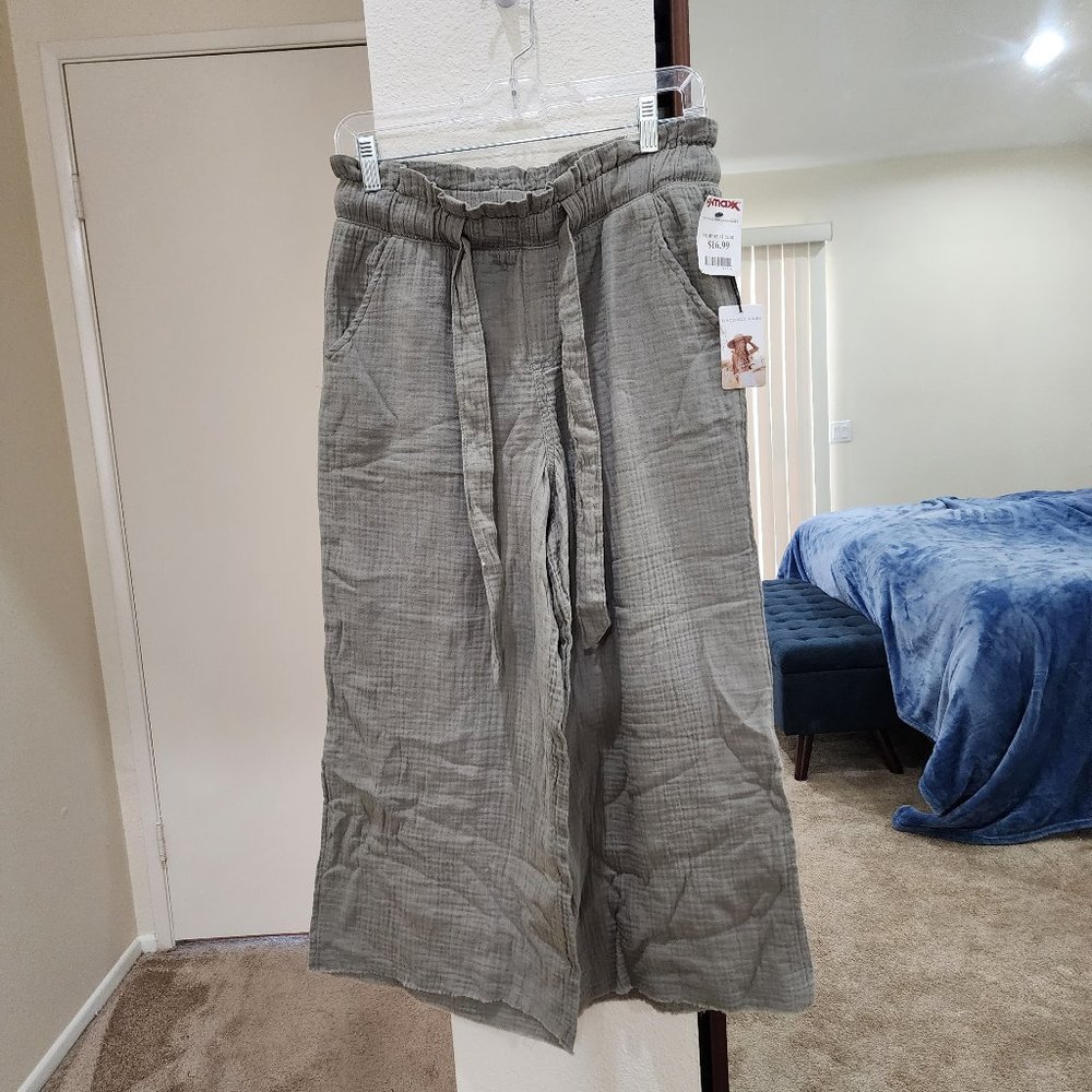 NWT Sincerely Jules Size Medium Pull On Crop Pants Gauze Frayed Hems Wide